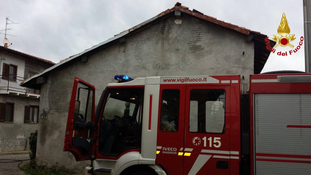 Incendio di un tetto a Carnago