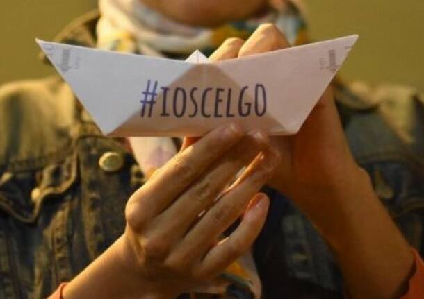 Legnanesi a piedi scalzi in solidarietà ai migranti