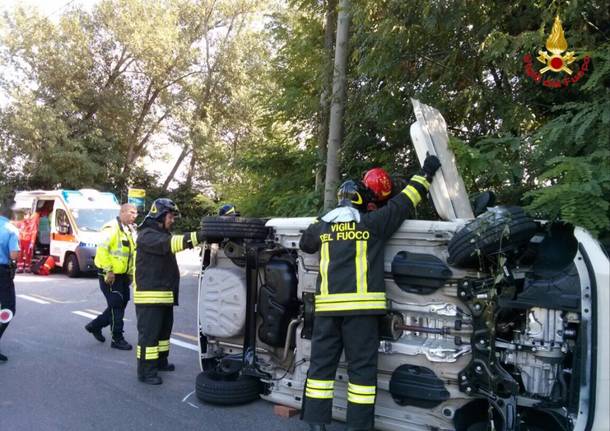 Auto ribaltata in via Corridoni