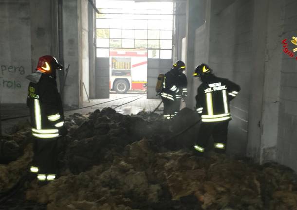 Incendio in una fabbrica abbandonata a Saronno