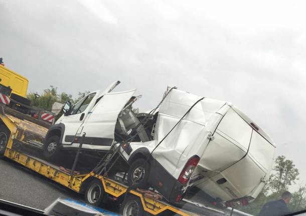 Tir e furgone si scontrano in autostrada