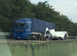 Tir e furgone si scontrano in autostrada