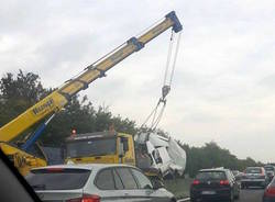 Tir e furgone si scontrano in autostrada