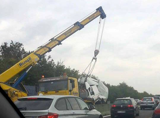 Tir e furgone si scontrano in autostrada