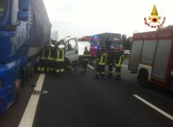 Tir e furgone si scontrano in autostrada