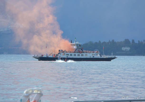 Traghetto "in fiamme" a Laveno