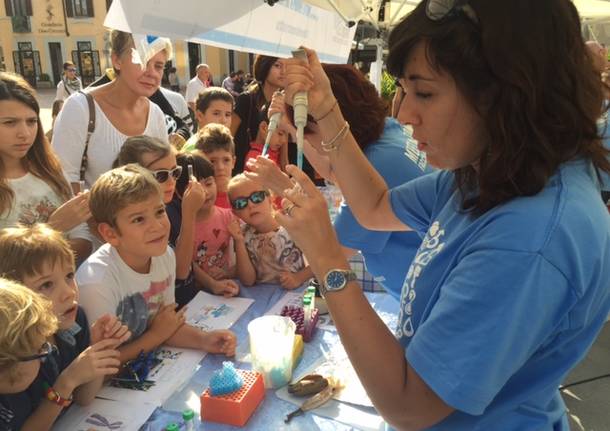 I ricercatori incontrano la città in piazza a Busto Arsizio