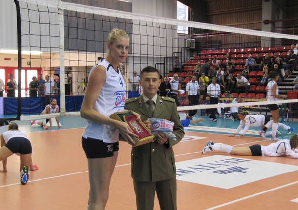 Le magliette del Volley ai militari in partenza per il Libano