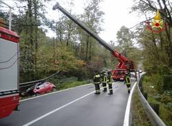 auto fuori strada autoscala vigili del fuoco generica