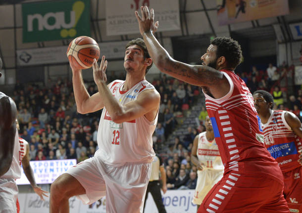 basket pallacanestro openjobmetis varese pesaro serie a