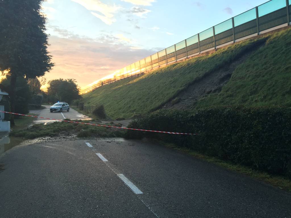BESNATE - SMOTTAMENTO TERRAPIENO AUTOSTRADA A8, INTERROTTA UNA STRADA