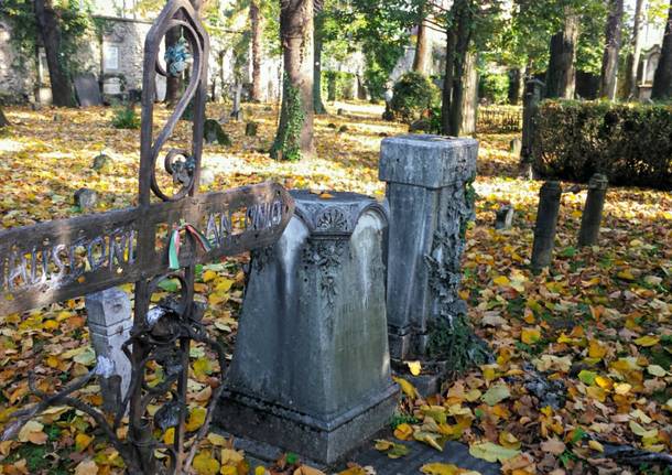 cimitero vecchio viggiù tombe