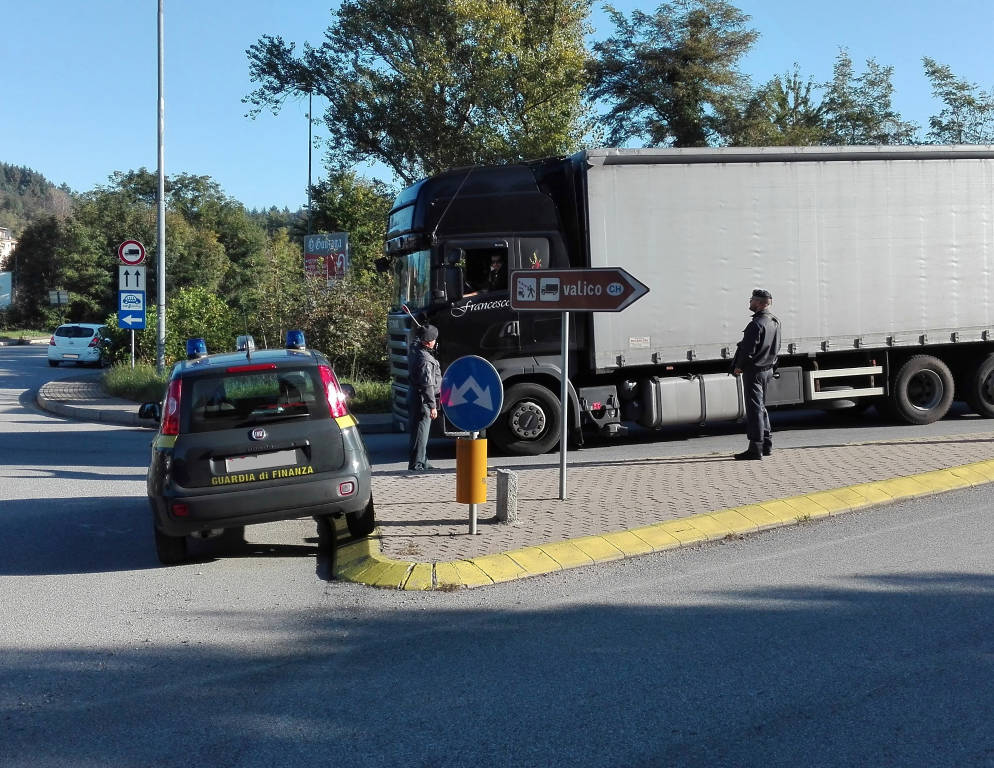 guardia di finanza generica controlli posto di blocco