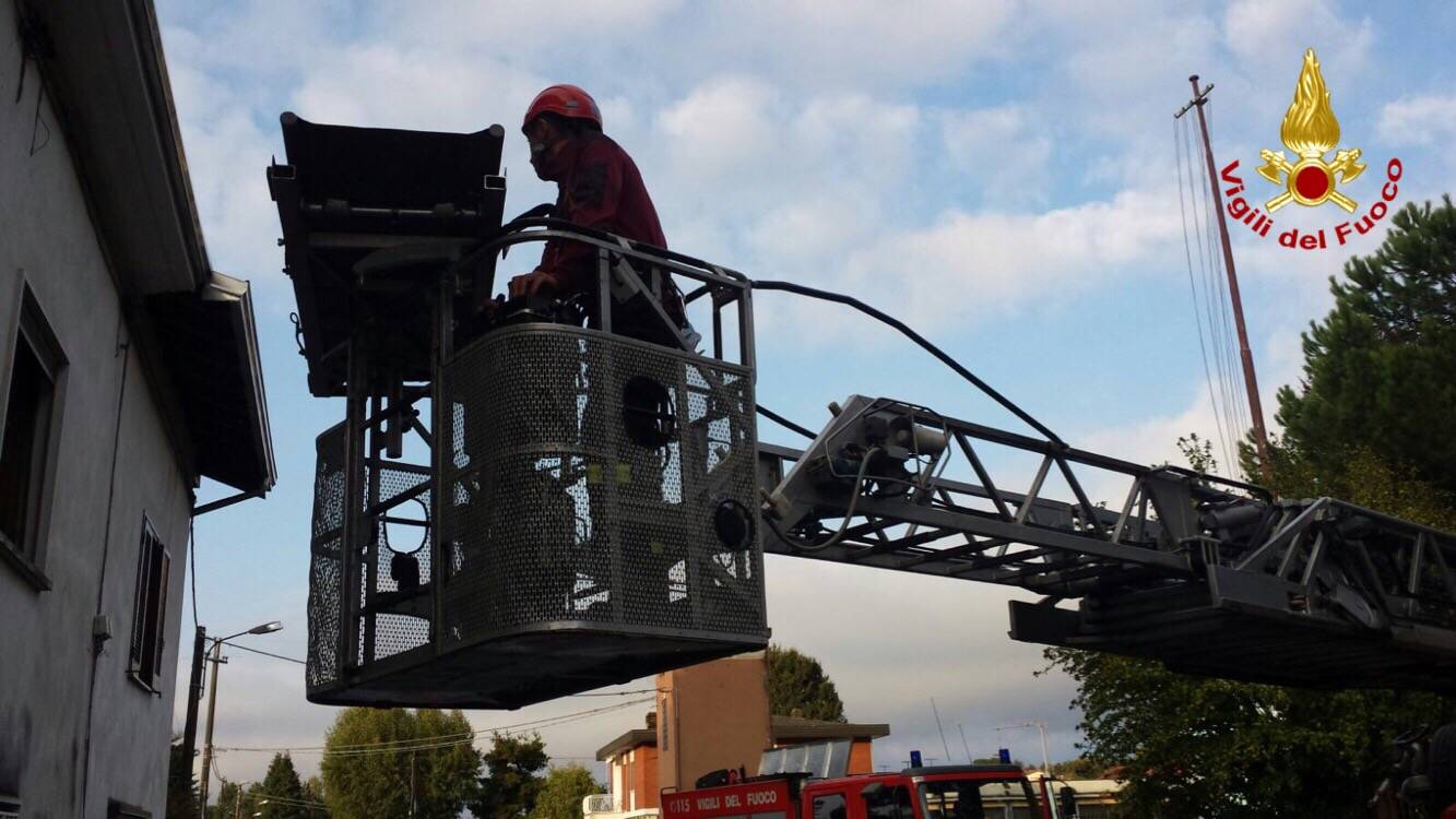Ha un malore, portata fuori dalla casa con l'autoscala
