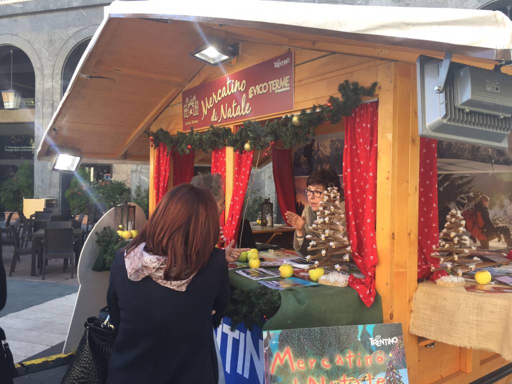 Mercatino in piazza Monte Grappa