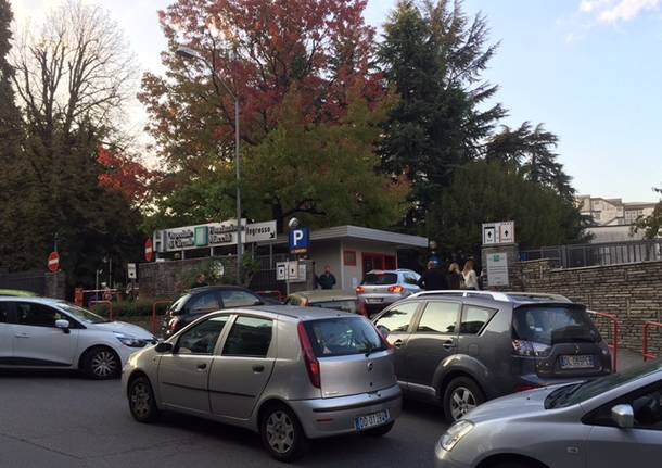 Primo giorno di parcheggio a pagamento all'ospedale di Circolo