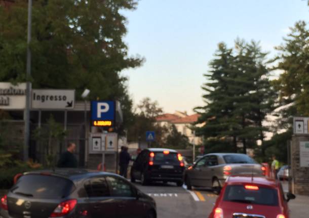 Primo giorno di parcheggio a pagamento all'ospedale di Circolo