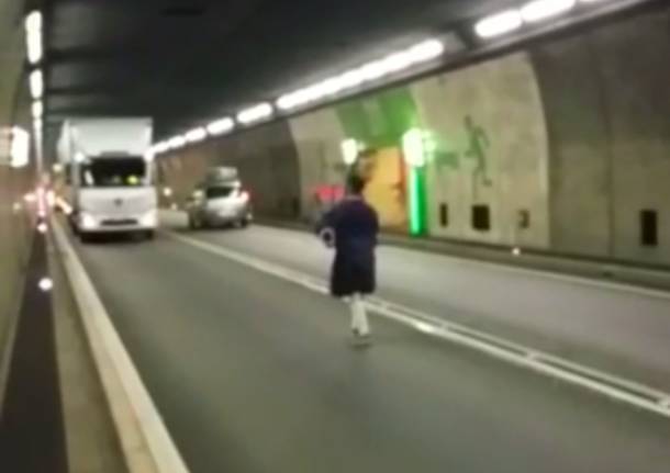 Suona la cornamusa all'interno del gottardo
