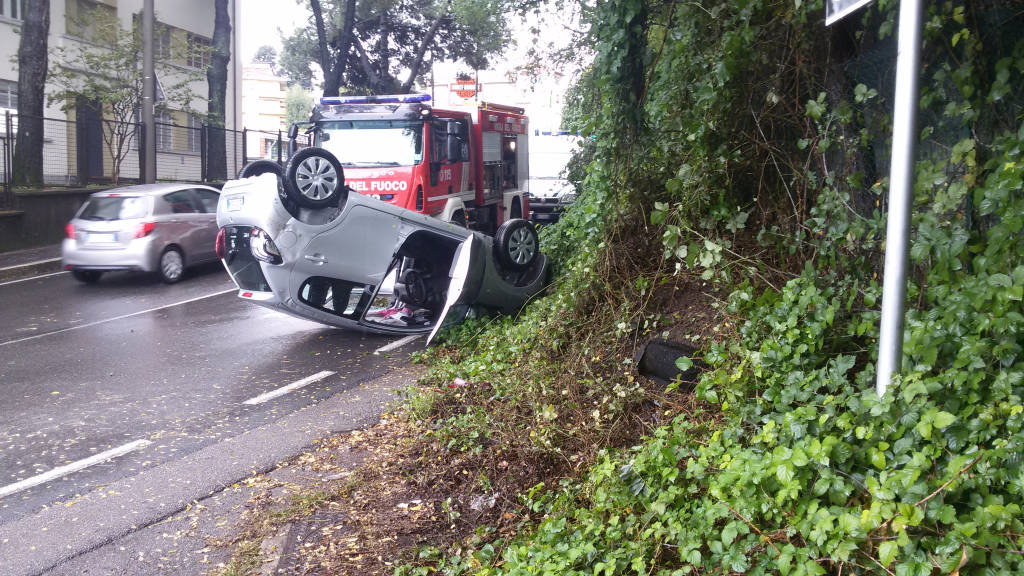 varese ribaltamento via dalmazia