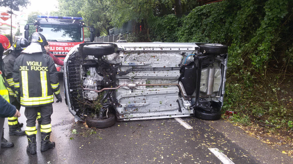 varese ribaltamento via dalmazia