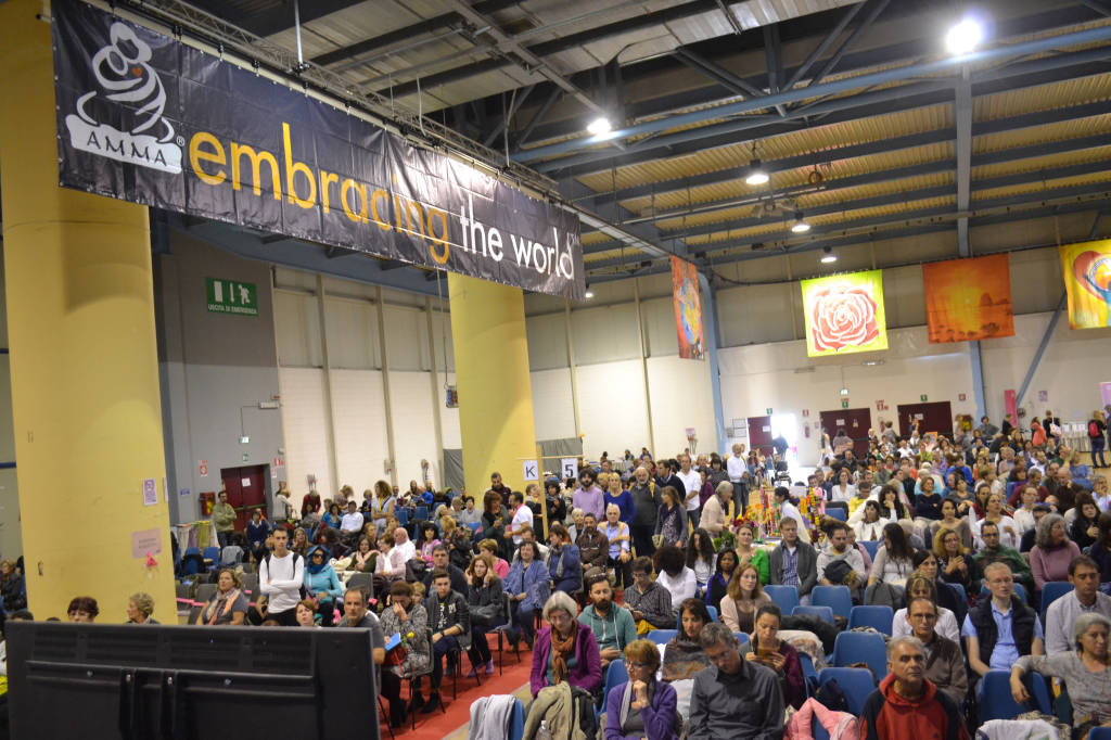 Amma abbraccia a MalpensaFiere