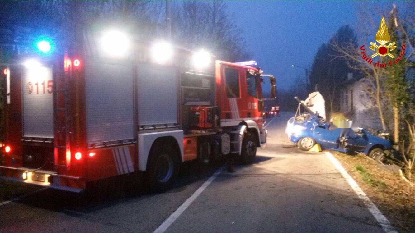 Auto ribaltata a Cocquio 