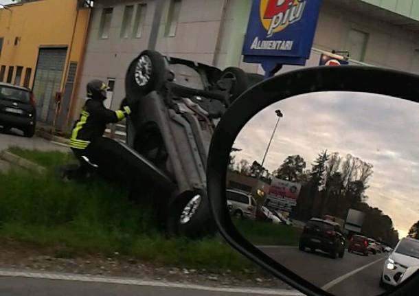 Auto ribaltata sul Sempione a Vergiate