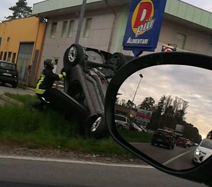Auto ribaltata sul Sempione a Vergiate