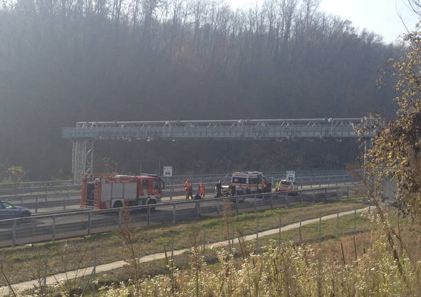 Auto si ribalta in Pedemontana