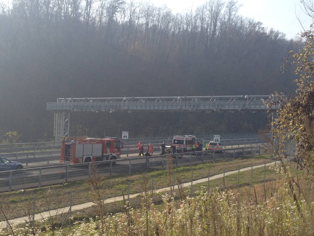 Auto si ribalta in Pedemontana