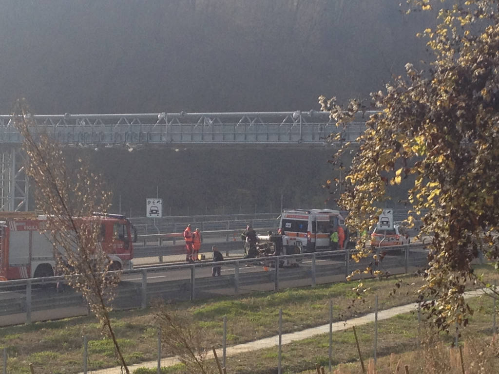 Auto si ribalta in Pedemontana