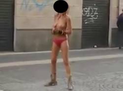 Balla nuda in mezzo alla strada