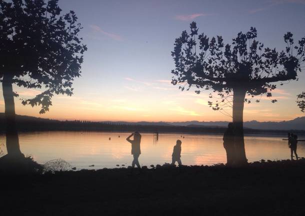 Tramonto spettrale sul lago di Varese