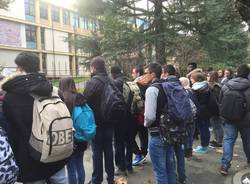 Gli studenti abbracciano Daverio Casula