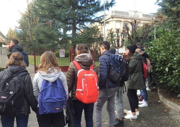 Gli studenti abbracciano Daverio Casula