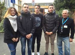 Gli studenti abbracciano Daverio Casula