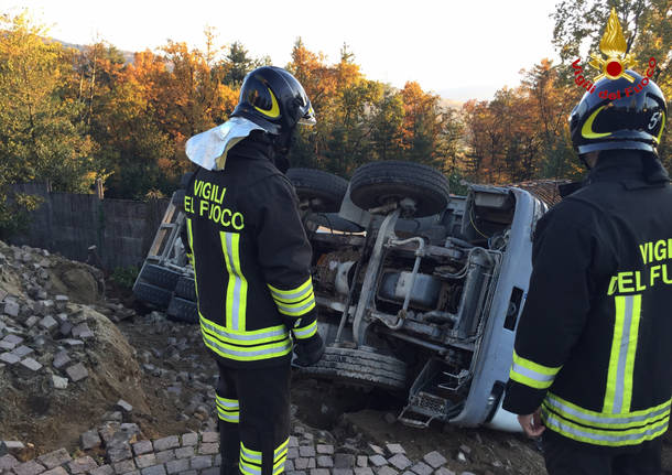 ribaltamento betoniera luino 2 novembre 2015