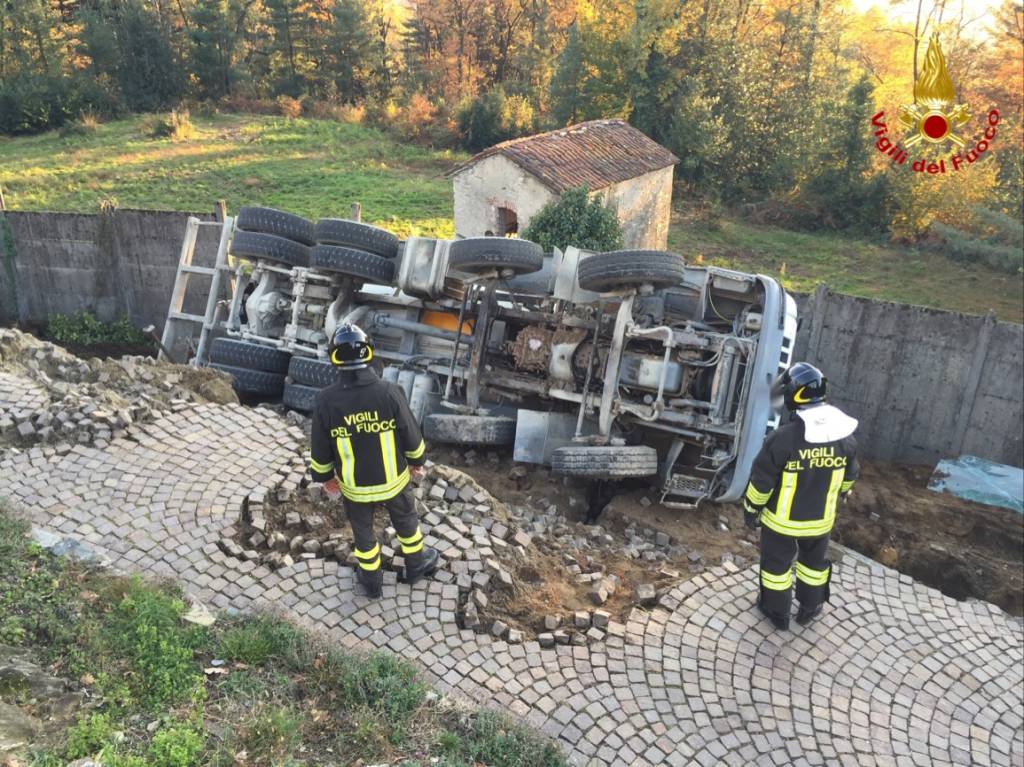 ribaltamento betoniera luino 2 novembre 2015