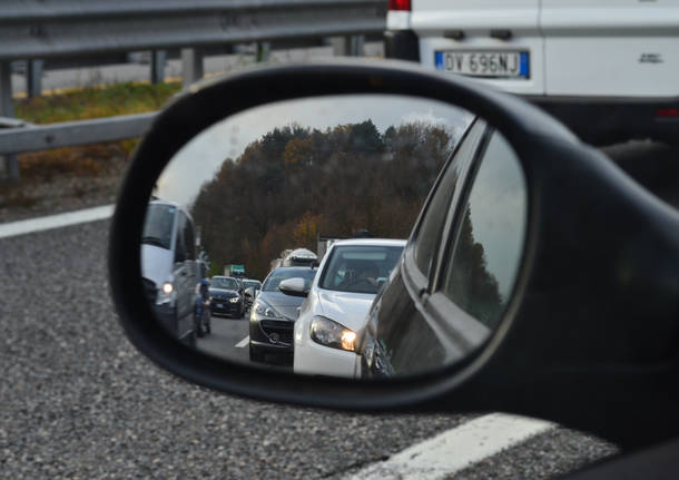 Scoppia una gomma, coda in autostrada