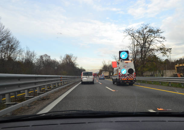 Scoppia una gomma, coda in autostrada