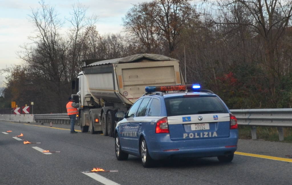 Scoppia una gomma, coda in autostrada