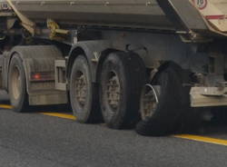 Scoppia una gomma, coda in autostrada