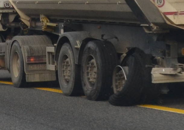 Scoppia una gomma, coda in autostrada