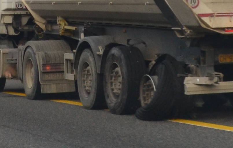 Scoppia una gomma, coda in autostrada