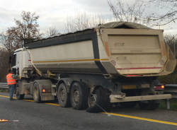 Scoppia una gomma, coda in autostrada