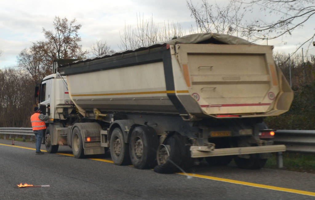 Scoppia una gomma, coda in autostrada