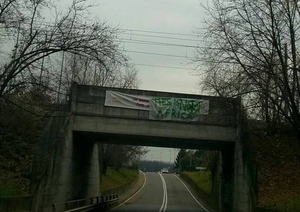 Striscioni Lega sottopasso Malnate 