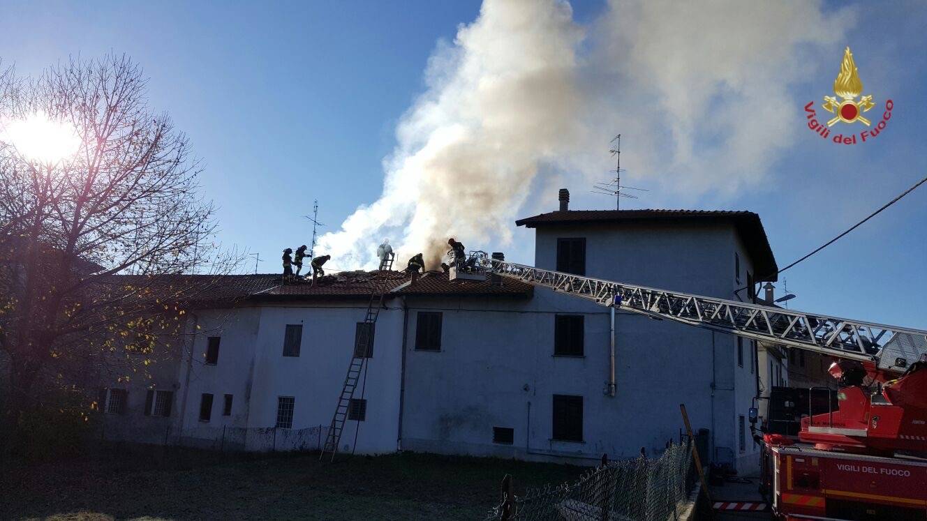 Tetto di una palazzina in fiamme a Cairate