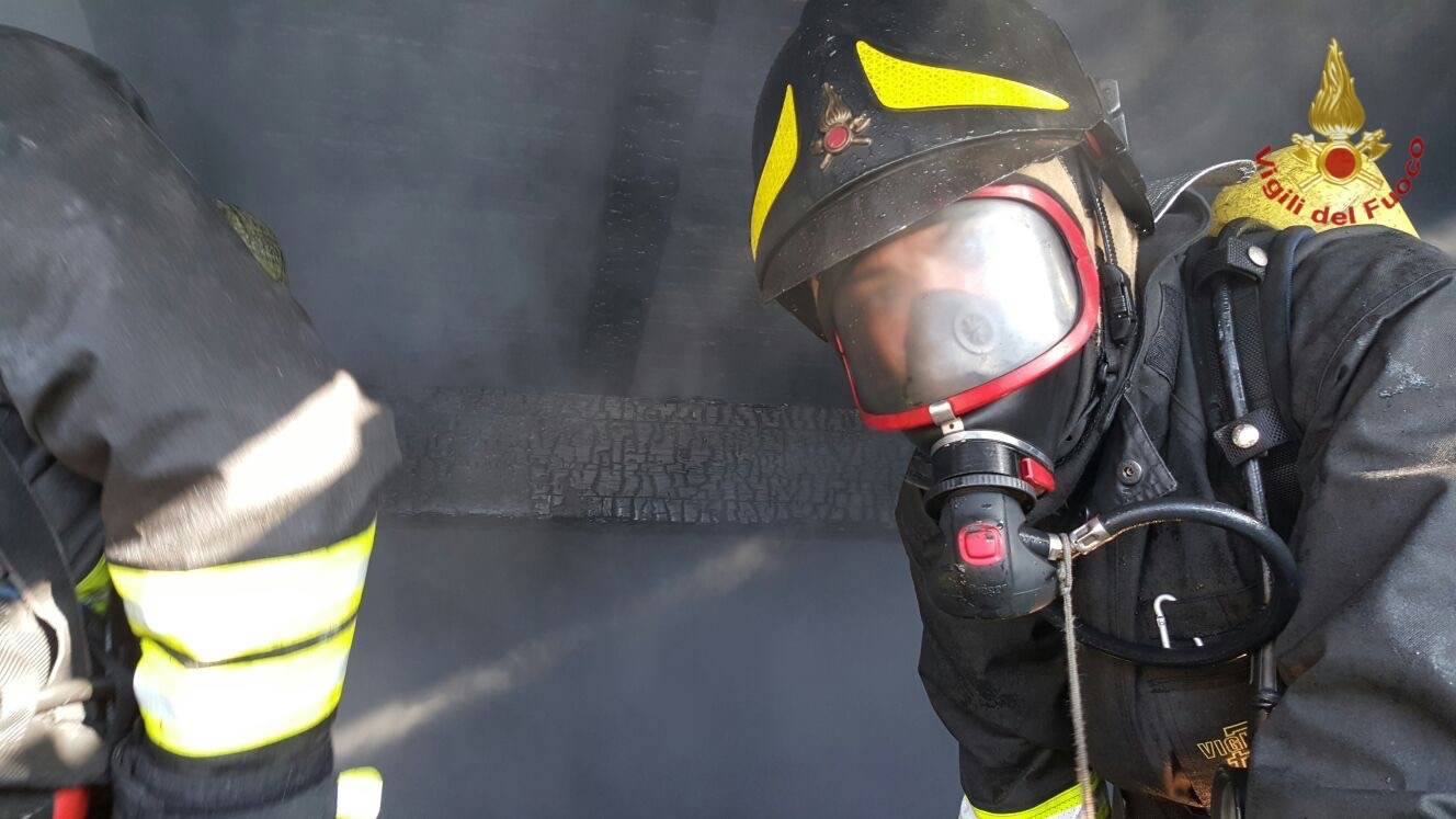 Tetto di una palazzina in fiamme a Cairate