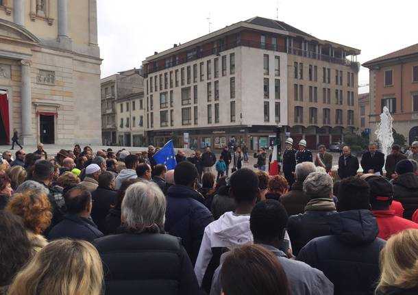 Un minuto di silenzio per le vittime di Parigi